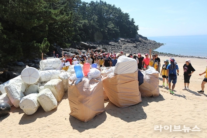 섬 해안가의 해양쓰레기를 수거하는 줍깅.(사진=인천대학교)