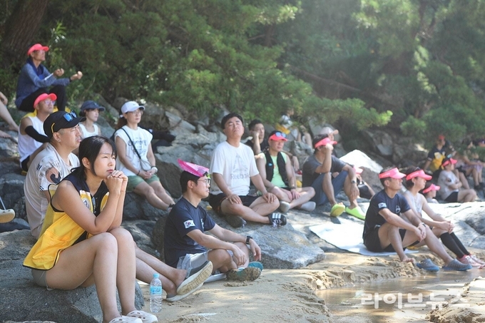 바다를 바라보며 성찰하는 바라보깅.(사진=인천대학교)