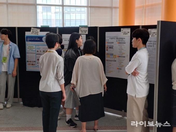 학생이 연구한 프로젝트를 설명하고 있다.(사진=인천대학교)