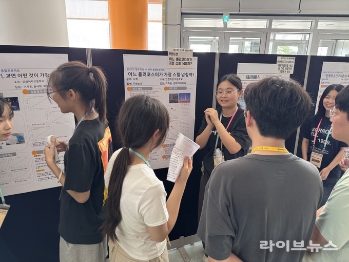 학생이 연구한 프로젝트를 설명하고 있다.(사진=인천대학교)