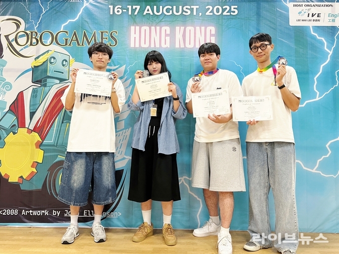 한국폴리텍Ⅱ대학 인천캠퍼스 반도체시스템과 재학생들이 홍콩에서 열린 2025 Robogames Hong Kong 국제 로봇경진대회 대학부 물류로봇(이동) 부문에서 은메달과 동메달을 차지했다.(사진=한국폴리텍Ⅱ대학 인천캠퍼스)