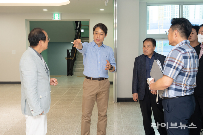 인천시의회 교육위원회가 다음 달 1일 개교 예정인 인천신검단초등학교를 찾아 개교 준비 상황을 점검하고, 교육 현장을 직접 확인했다.(사진=인천시의회)