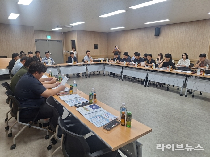 축산물품질평가원 광주전남지원은 21일, 축산물이력제도 정확성 향상과 안정적 운영을 위해 전라남도청 축산정책과, 광주·전남 관할 20개 위탁기관의 이력제 실무자들과 함께 지원청사 대강당에 모여 협의회를 개최했다.