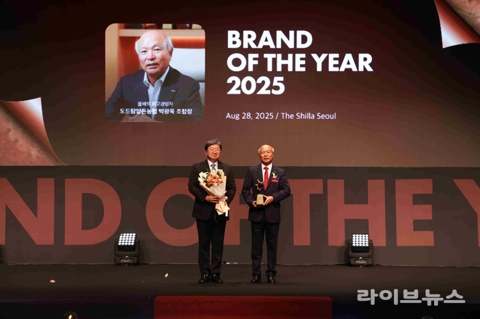 ‘2025 올해의 브랜드 대상 시상식에서 ‘최고경영자 부문’을 수상한 박광욱 도드람양돈농협 조합장(우측)