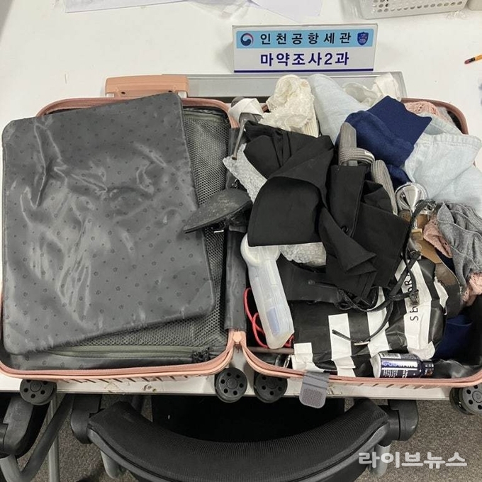 특송화물로 보낸 여행가방 내부.(사진=인천공항세관)