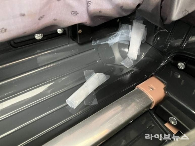 여행가방 밑바닥에 은닉한 마약.j(사진=인천공항세관)