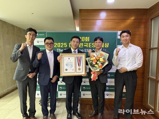 한국남동발전(주) 영흥발전본부가 서울 한국프레스센터에서 열린 제20회 2025 대한민국 ESG 대상 시상식에서 보건복지부 장관 단체상을 수상했다.(사진=영흥발전본부)