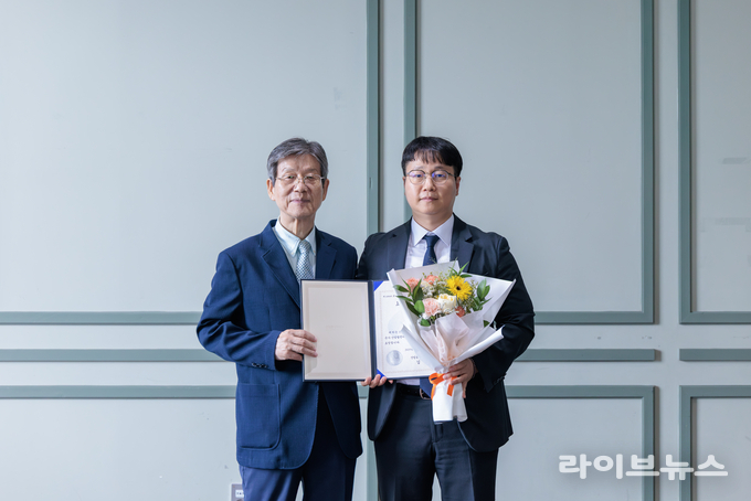 중소벤처기업인증원 조경석 선임심사원(오른쪽)이 한국심사자격인증원 관계자로부터 산업통상자원부장관 표창을 전수받은 후 기념촬영을 하고 있다.(사진=중소벤처기업인증원)