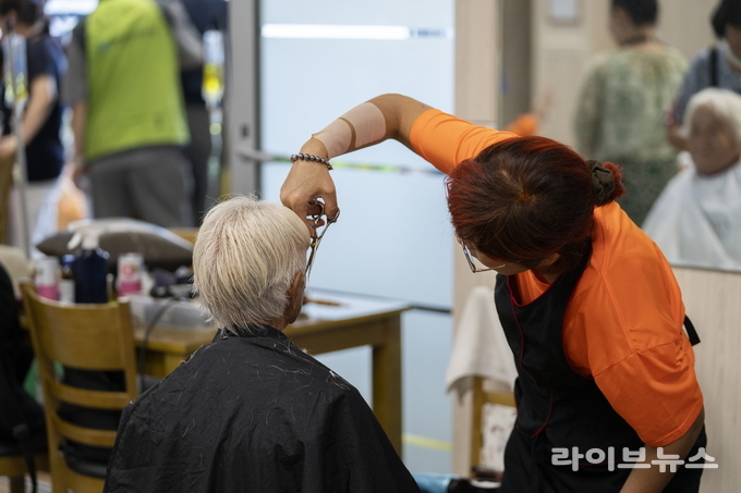소야도 주민대상 이미용 봉사.(사진=인천관광공사)