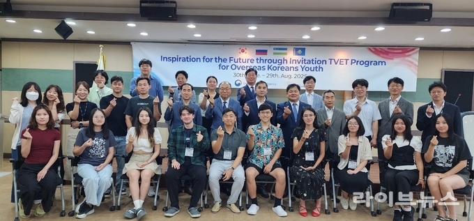 최민환 한국폴리텍대학 인천캠퍼스 학장, 이기성 재외동포청 국장이 한국폴리텍Ⅱ대학 산학협력단 대회의실에서 열린 재외동포청 청년 직업연수 수료식에서 연수생과 기념 촬영을 하고 있다.(사진=한국폴리텍대학 인천캠퍼스)