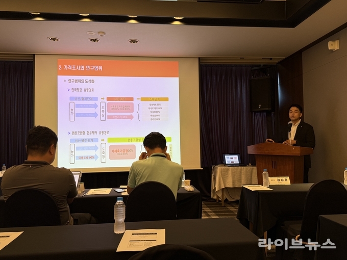 축산물품질평가원 전북지원은 29일 한국농식품정책학회가 운영하는 ‘2025 하계학술대회’에 참여, ‘한국형 협동조합 한우 패커의 유통 구조 분석’이라는 주제를 통해 협동조합형 한우 패커의 실질적인 유통 비용 조사 자료를 제공했다.