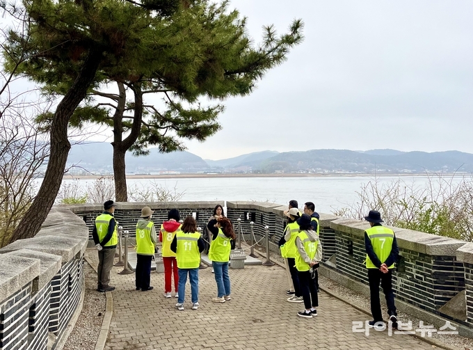 DMZ 평화의 길 테마노선 프로그램 진행 모습.(사진=강화군)