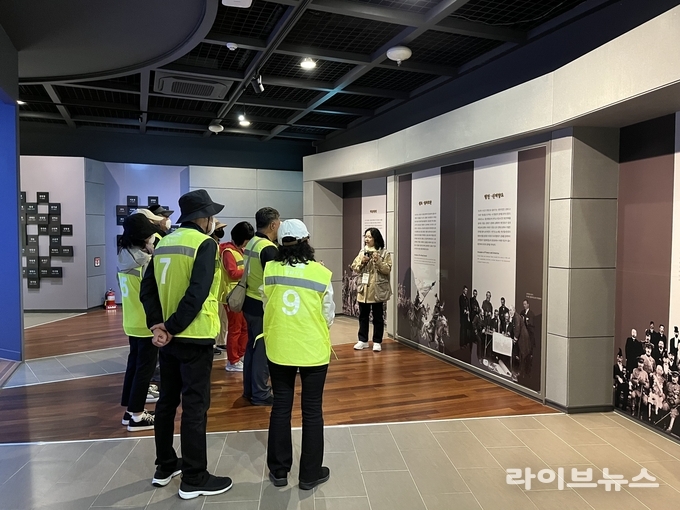 DMZ 평화의 길 테마노선 프로그램 진행 모습.(사진=강화군)