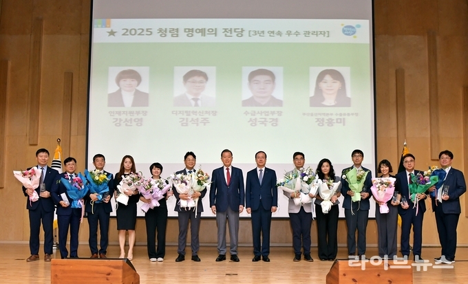 한국농수산식품유통공사는 1일 나주 본사에서 전 임직원이 참석한 가운데 ‘2025년도 aT청렴리더상’ 시상식을 개최했다. aT 홍문표 사장(좌측 7번째), 전종화 상임감사(좌측 8번째)