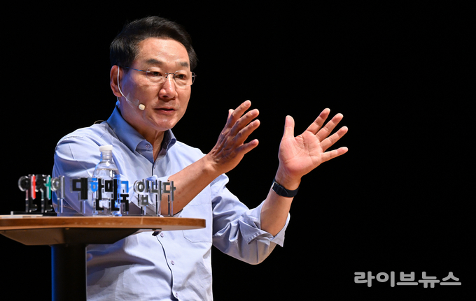 유정복 인천시장이 인천글로벌캠퍼스에서 열린 군·구 공무원 시정공감 아카데미에서 주요 시정 현안을 설명하고 있다.(사진=인천시)