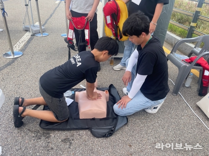 인천지방해양수산청이 경기도 시흥시 시화호 거북섬에서 열린 제17회 전국해양스포츠제전에서 해양교육·체험 부스를 운영했다.(사진=인천지방해양수산청)