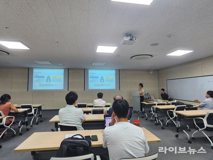 인천지방조달청이 용인 동백 창업지원센터에서 지역 유망 중소기업을 대상으로 찾아가는 조달시장 설명회를 진행하고 있다.(사진=인천지방조달청)