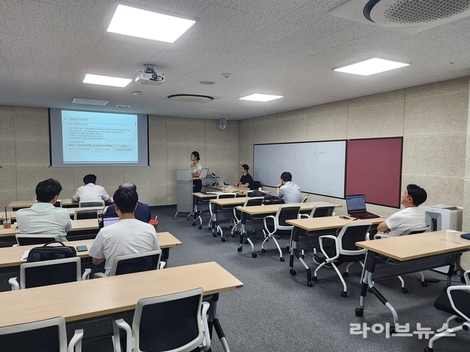 인천지방조달청이 용인 동백 창업지원센터에서 지역 유망 중소기업을 대상으로 찾아가는 조달시장 설명회를 진행하고 있다.(사진=인천지방조달청)