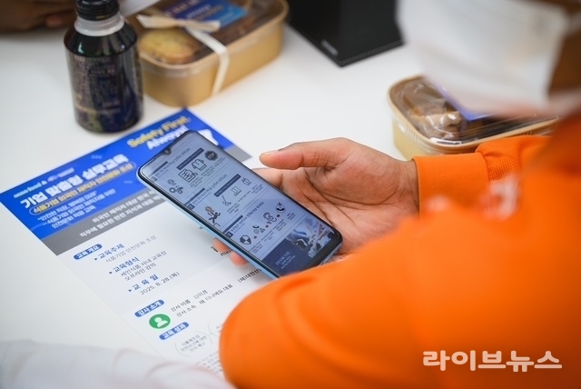 한국식품산업클러스터진흥원은 국가식품클러스터 입주기업을 대상으로 처음 진행된 ‘외국인 재직자 대상 찾아가는 안전문화 교육’이 성황리에 마무리됐다.