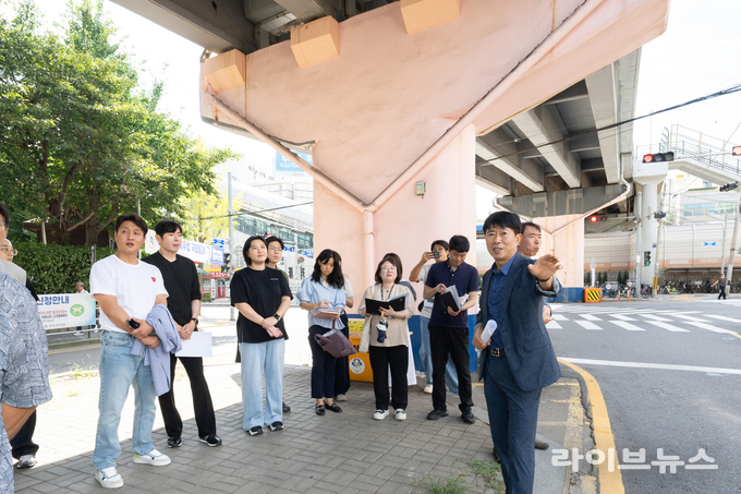 인천시의회 건설교통위원회가 주택 재개발과 기반시설 공사 현장 등 인천시 주요 사업 현장을 살펴봤다.(사진=인천시의회)