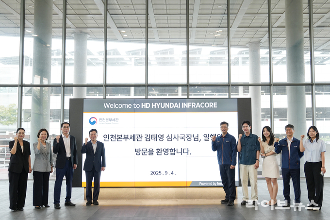 김태영 심사국장(왼쪽에서 네번째)이 김기혁 상무(왼쪽에서 다섯번째), 심사국 직원들과 기념촬영을 하고 있다.(사진=인천본부세관)