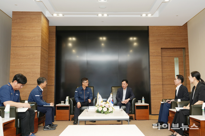 김태영 심사국장(왼쪽에서 네번째)이 업체의 애로와 건의사항을 청취하고 있다.(사진=인천본부세관)