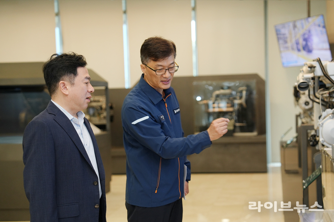 김태영 심사국장이 김기혁 상무와 현장을 점검하고 있다.(사진=인천본부세관)
