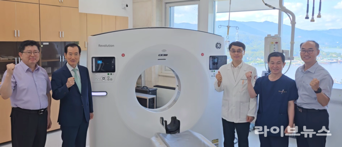 최신형 GE AI-CT 첫 검사시 병원 관계자들 왼쪽 부터 변충휘 행정실장, 이성만 의료재단 이사장, 김종형 병원장, 김영덕 영상의학팀장, 김형환 의료재단 사무국장.(사진=HJ매그놀리아국제병원)