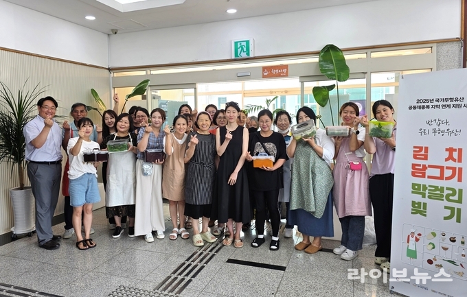 반갑다 우리 무형유산, 김치 담그기·막걸리 빚기 교육 기념촬영 모습.(사진=완주문화재단)
