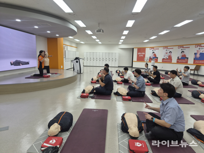 축산물품질평가원 경기지원은 지난 4일 경기도국민안전체험관을 방문해 임직원을 대상으로 한 응급처치 체험교육을 실시했다.