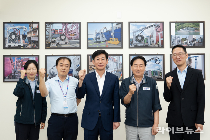 윤청운 통관감시국장(가운데)이 인천 서구 소재 ㈜코릴을 방문해 기념촬영을 하고 있다.(사진=인천본부세관)