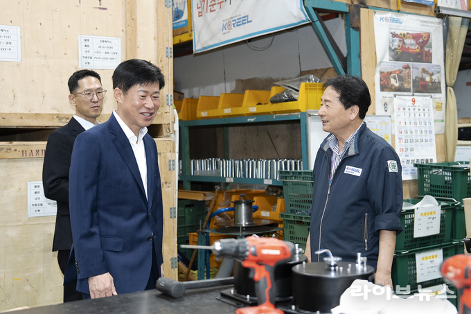 윤청운 통관감시국장이 오현규 주식회사 코릴 대표와 현장을 점검하고 있다.(사진=인천본부세관)
