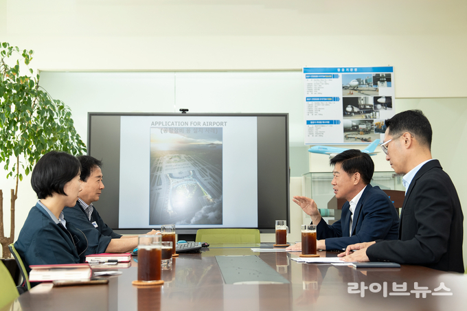 윤청운 통관감시국장(왼쪽에서 세번째)이 오현규 대표(왼쪽에서 두번째)와 지원방안에 대해 논의 하고 있다.(사진=인천본부세관)<br>
