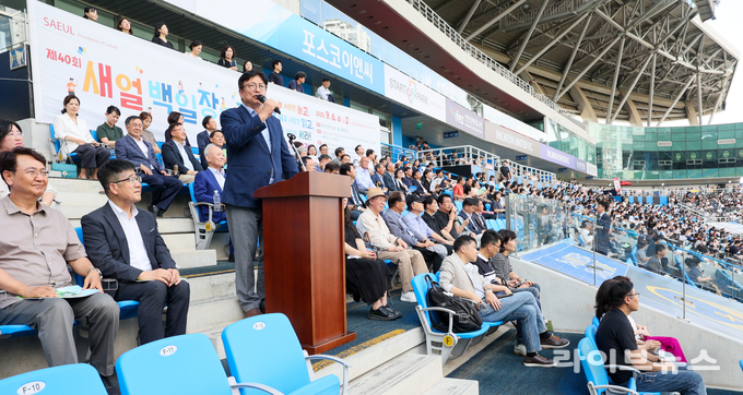 도성훈 인천시교육감이 인천축구전용경기장에서 열린 제40회 새얼백일장에 참석해 참가자들을 격려하고 있다.(사진=인천시교육청)