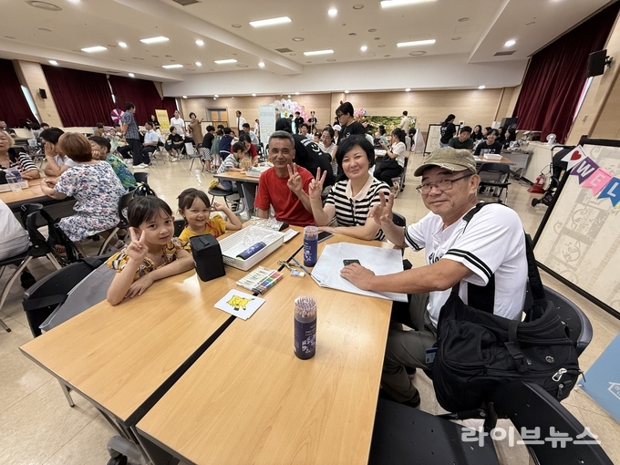 인천시 비영리 민간단체 행복나눔센터가 남동구 평생학습관에서 함성공동육아박람회를 진행하고 있다.(사진=행복나눔센터)