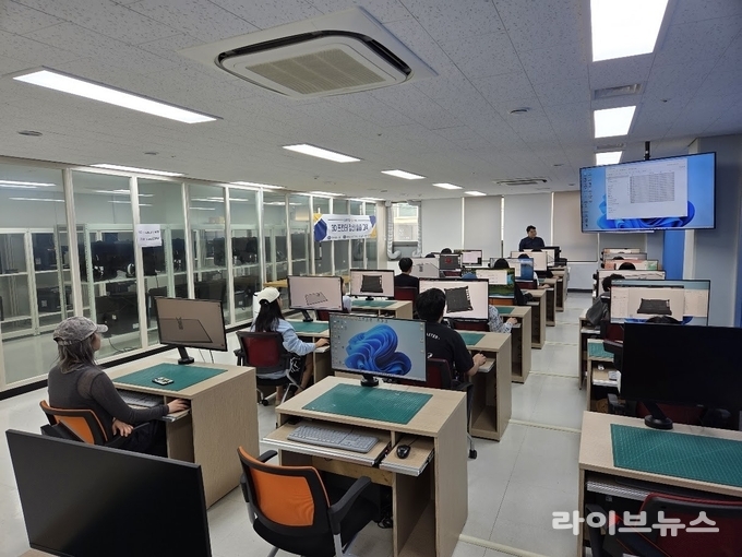 수원대학교 WoW!메이커스가 창의적 제작 역량을 강화하기 위한 ‘Tech-up Lab 전문교육’ 참가자를 모집한다. 사진은 지난 교육 진행 모습.(사진=수원대학교 WoW!메이커스)