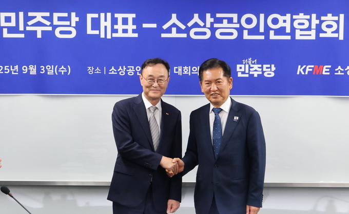 송치영 소상공인연합회장(왼쪽)과 정청래 더불어민주당대표(오른쪽)