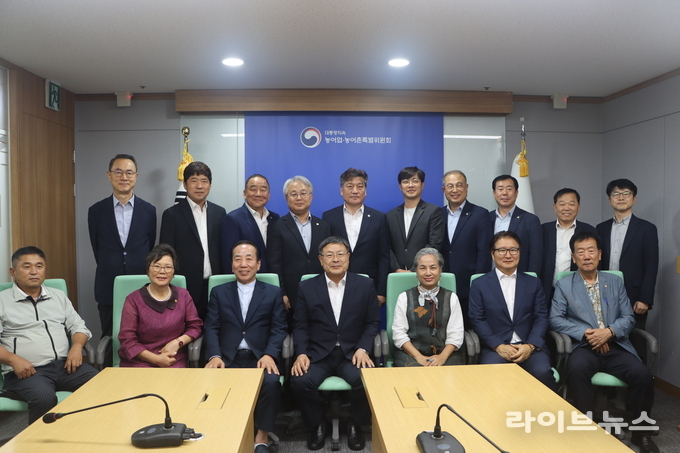 농어업·농어촌특별위원회는 8일, 한국농축산연합회와 간담회를 열고 새 정부의 농업 분야 국정과제를 설명하며 농업·축산 현장의 애로사항을 청취했다.