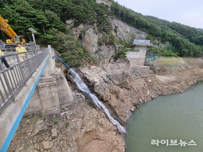 공사는 관계 기관과 협업해 영동지방에 하천 굴착, 관로 매설, 양수기 가동을 통해 현장에 직접 물을 공급하고 있다. 사진은 오봉저수지 가뭄 대응을 위한 저수지 물 채우기 모습.