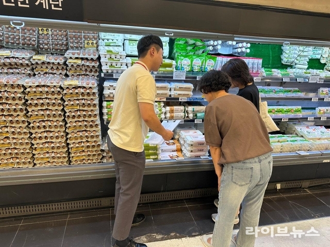 축산물품질평가원 경기지원과 소비자공익네트워크 합동 모니터링단이 등급란의 유통현황을 점검하고 있다.