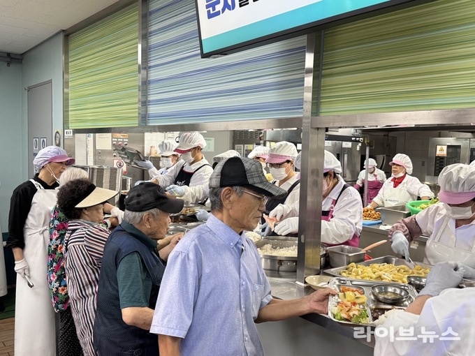 한국건강관리협회 메디체크어머니봉사단이 미추홀노인복지관서 봉사활동을 진행했다.(사진=한국건강관리협회 인천시지부)