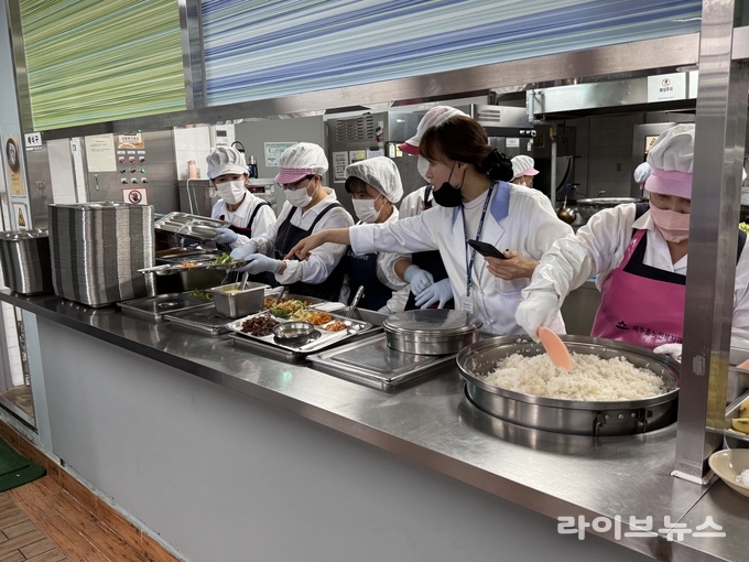 한국건강관리협회 메디체크어머니봉사단이 미추홀노인복지관서 봉사활동을 진행하고 있다.(사진=한국건강관리협회 인천시지부)