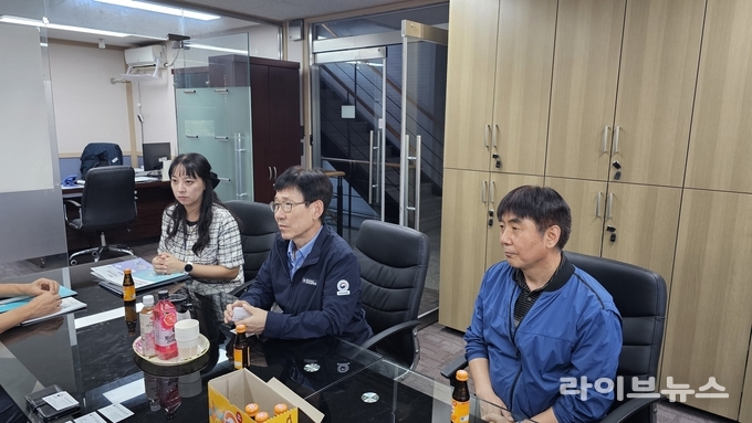 김윤태 중부지방고용노동청장(가운데)이 인천 미추홀구의 한 금속가공 제조업체를 직접 방문해 업체 대표와 면담하고 체불 임금 청산을 지도하고 있다.(사진=중부지방고용노동청)