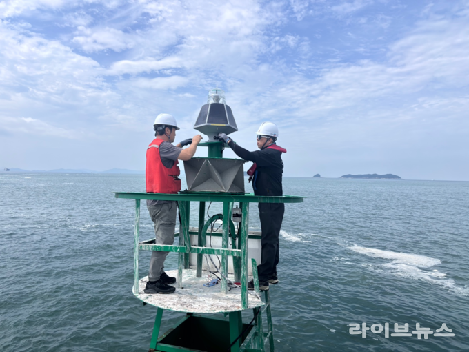 항로표지 특별 안전점검.(사진=인천지방해양수산청)