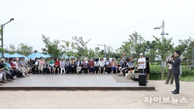 인천시 중구가 주민 건강 증진을 위한 대표 프로그램 맨발의 청춘을 진행하고 있다.(사진=인천중구)