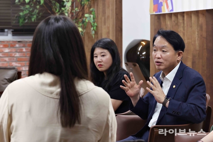 김찬진 인천동구청장이 구청 물치도관에서 ‘Thema별 주민의 Time’ 첫 좌담회를 열고, 어린 자녀를 둔 부모들과 양육 및 교육정책을 주제로 의견을 나누고 있다.(사진=인천동구)