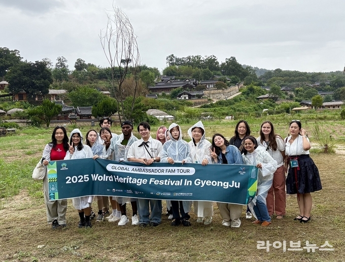 경주 세계유산축전 외국인 팸투어 참가자들이 양동마을에서 단체사진을 찍고 있다.(사진=웹브라이트)