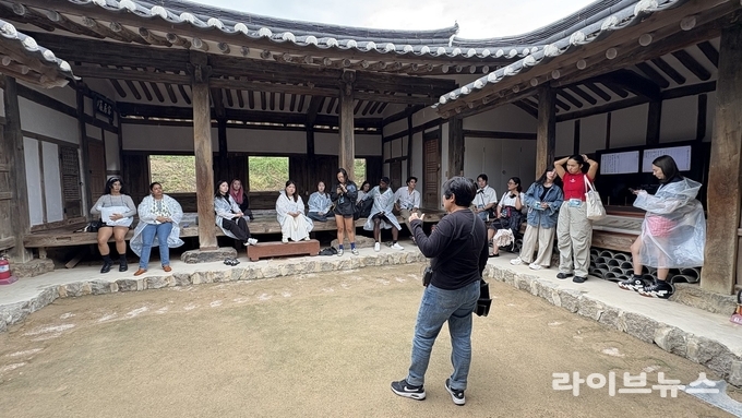 경주 세계유산축전 외국인 팸투어에 참가한 외국인 유학생들이 양동마을을 찾아 해설사로부터 마을과 관련된 설명을 듣고 있다.(사진=웹브라이트)