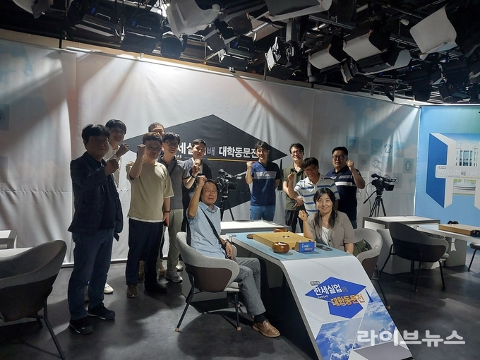 한세실업배 대학동문전에 참여한 인천대학교 동문들이 기념촬영을 하고 있다.(사진=한창한 인천중구의회의원)