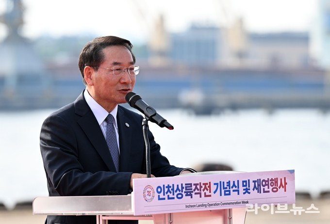 유정복 인천시장이 제75주년 인천상륙작전일인 15일 내항8부두에서 열린 제75주년 인천상륙작전 전승기념행사에서 기념사를 하고 있다.(사진=인천시)
